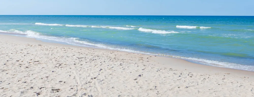 Piaszczysta plaża w Niechorzu nad Bałtykiem